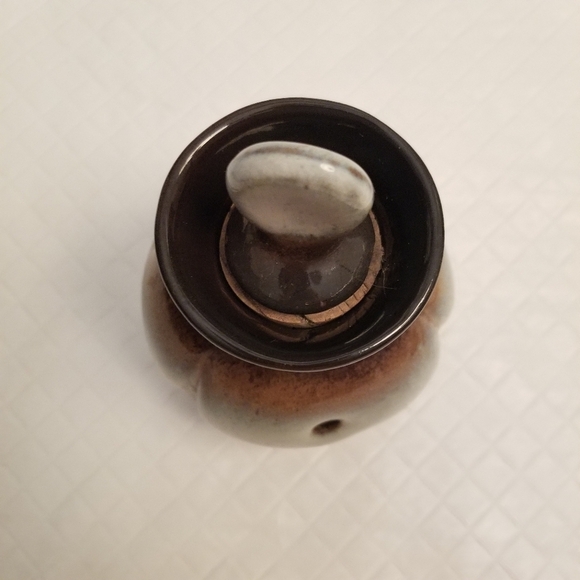 Peter Pots Studio Poterry Garlic Keeper 4.5 In Tan & Brown - Picture 2 of 5